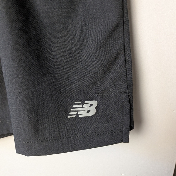 NEW BALANCE Women Black Short Size 2XL Plus Size 3 Pockets Inside Legging - Picture 2 of 9